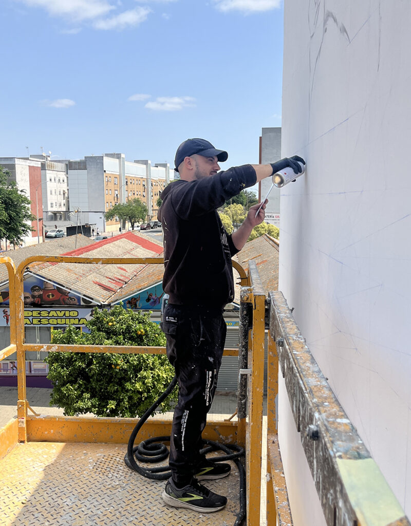 manomatic realizando un mural